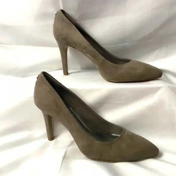BCBGENERATION WO SZ 7 TAUPE SUEDE PUMPS 4” HEEL - Picture 1 of 13